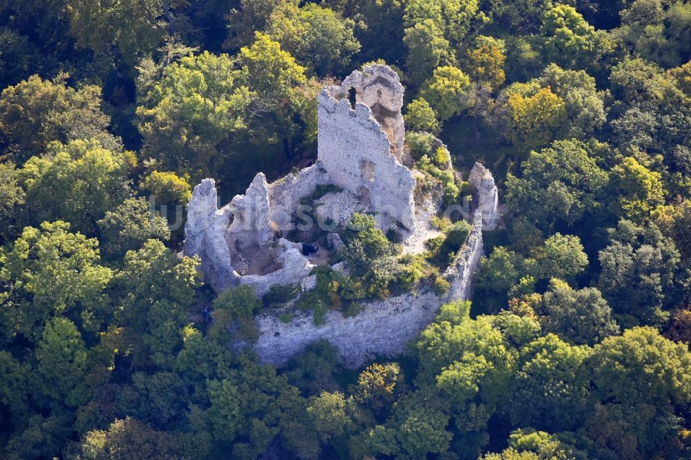 Luftbild Vertessomlo - Reste der Ruine am Schlosspark des ehemaligen Schloß Vitány Castle in Vertessomlo in Komarom-Esztergom, Ungarn
