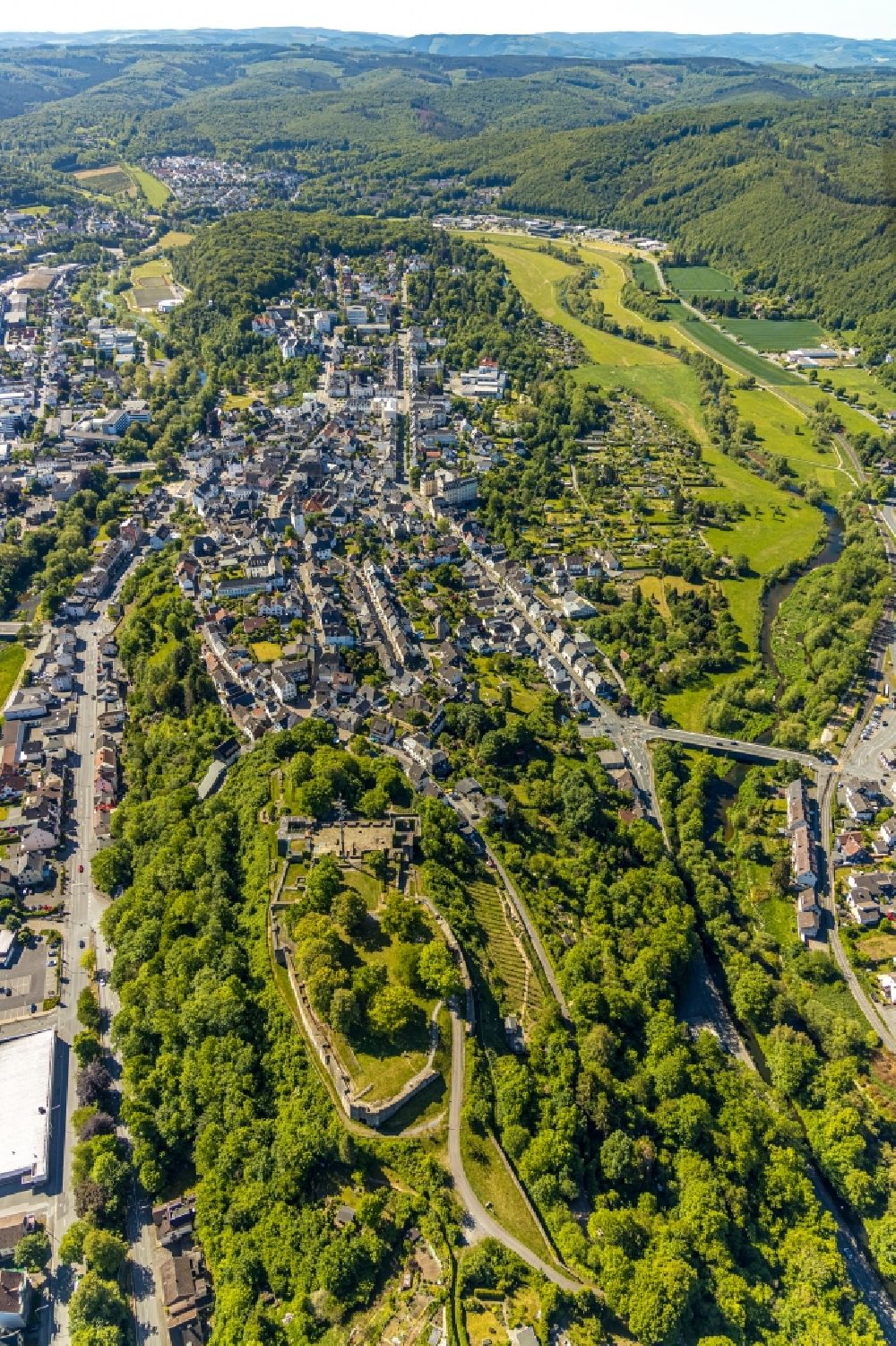 Luftaufnahme Arnsberg - Reste der Ruine Schlossruine Arnsberg - Portal auf dem Schlossberg in Arnsberg im Bundesland Nordrhein-Westfalen