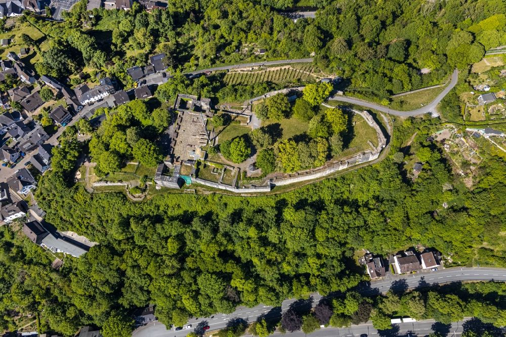 Arnsberg aus der Vogelperspektive: Reste der Ruine Schlossruine Arnsberg - Portal auf dem Schlossberg in Arnsberg im Bundesland Nordrhein-Westfalen