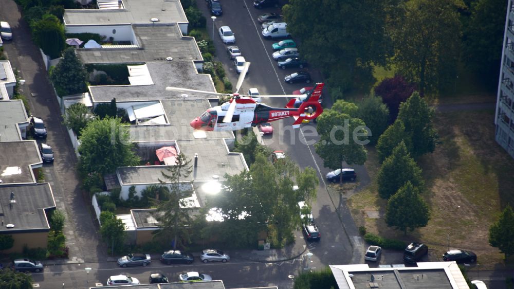 Luftbild Bonn - Rettungshubschrauber im Flug in Bonn im Bundesland Nordrhein-Westfalen, Deutschland