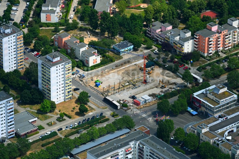 Luftaufnahme Berlin - Revitalisierung und Erweiterungs- Baustelle am Gebäudekomplex des Einkaufszentrum LIDL an der Havemannstraße in Berlin, Deutschland