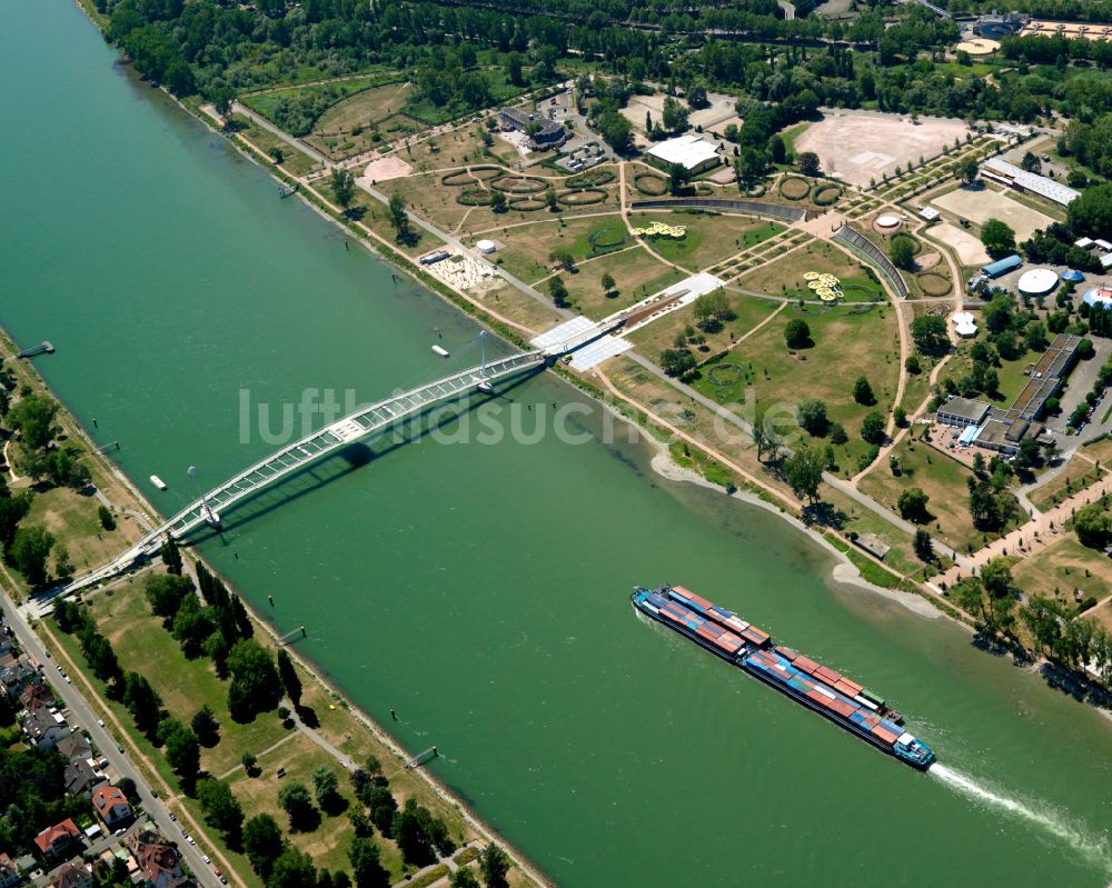 Kehl aus der Vogelperspektive: Rhein- Flußbrücke Brücke der zwei Ufer in Kehl im Bundesland Baden-Württemberg, Deutschland