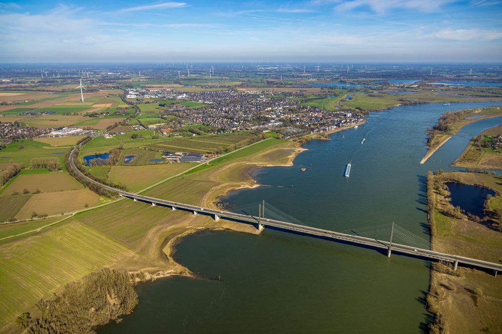 Rees aus der Vogelperspektive: Rheinbrücke der Bundesstraße B67 in Rees im Bundesland Nordrhein-Westfalen