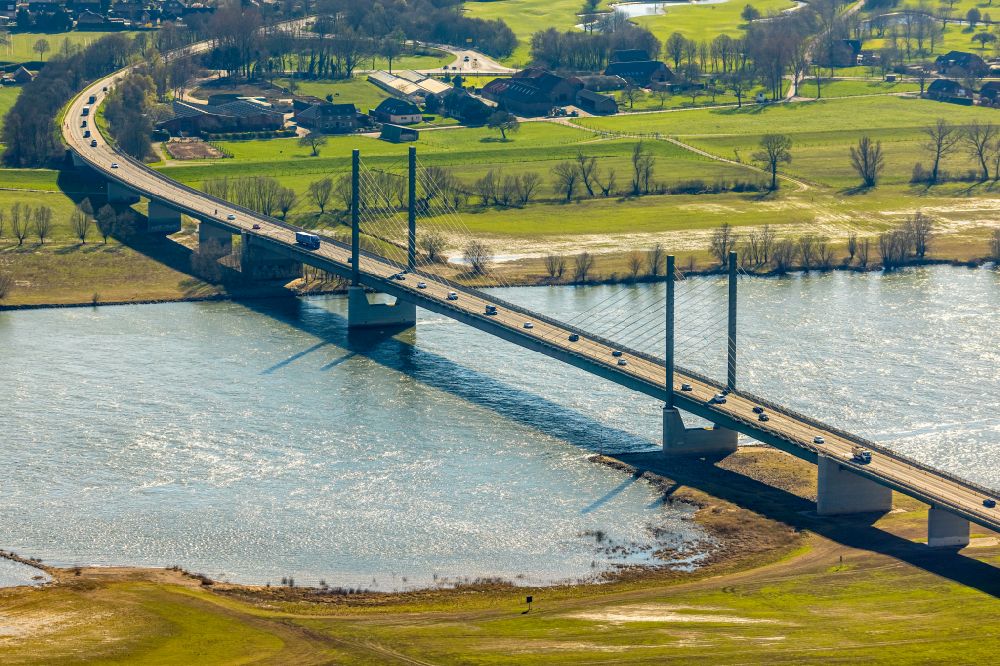 Luftaufnahme Rees - Rheinbrücke der Bundesstraße B67 in Rees im Bundesland Nordrhein-Westfalen