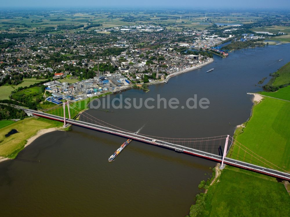 Emmerich am Rhein aus der Vogelperspektive: Rheinbrücke und Containerschiffe am Rhein in der Hansestadt Emmerich am Rhein im Bundesland Nordrhein-Westfalen