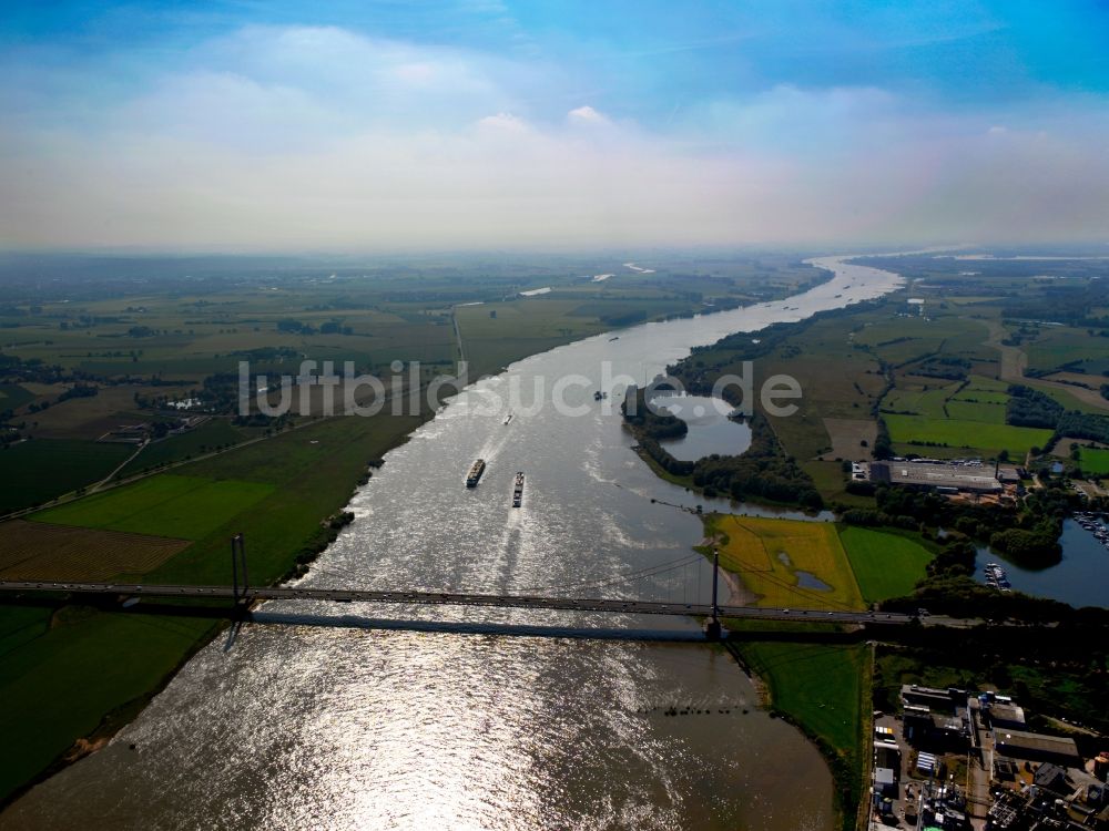 Emmerich am Rhein aus der Vogelperspektive: Rheinbrücke und Containerschiffe am Rhein in der Hansestadt Emmerich am Rhein im Bundesland Nordrhein-Westfalen