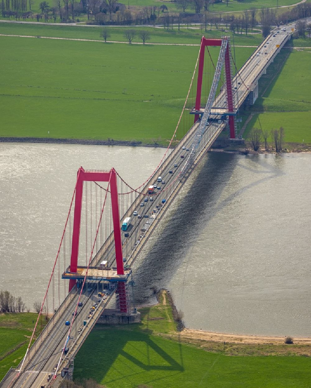 Emmerich aus der Vogelperspektive: Rheinbrücke Emmerich in Nordrhein-Westfalen