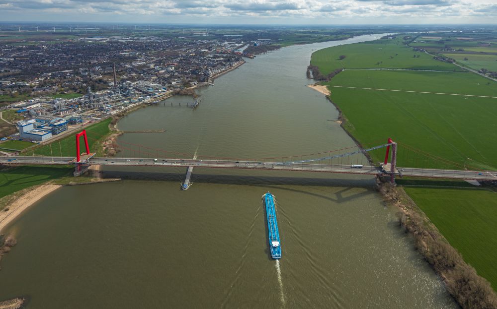 Emmerich aus der Vogelperspektive: Rheinbrücke Emmerich in Nordrhein-Westfalen