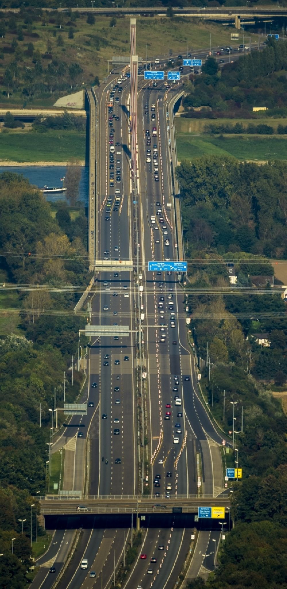 Luftaufnahme Leverkusen - Rheinbrücken - Autobahnbrücken Viadukt der BAB A1 - E37 im Stadtteil Wiesdorf in Leverkusen im Bundesland Nordrhein-Westfalen