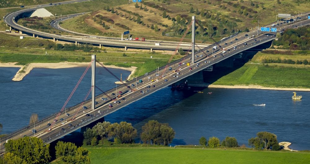Leverkusen aus der Vogelperspektive: Rheinbrücken - Autobahnbrücken Viadukt der BAB A1 - E37 im Stadtteil Wiesdorf in Leverkusen im Bundesland Nordrhein-Westfalen