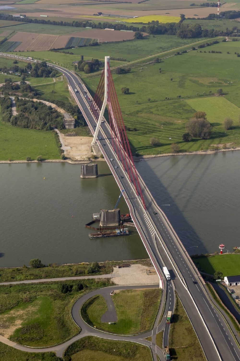 Luftbild Leverkusen - Rheinbrücken - Autobahnbrücken Viadukt der BAB A1 - E37 im Stadtteil Wiesdorf in Leverkusen im Bundesland Nordrhein-Westfalen
