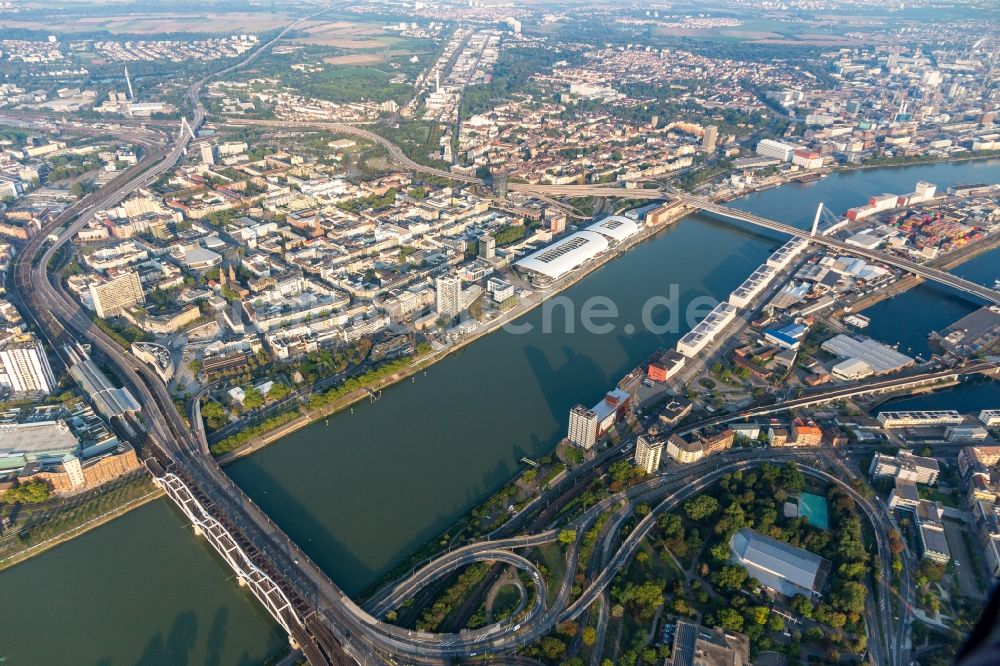 Luftbild Ludwigshafen am Rhein - Rheinbrücken zwischen Mannheim und Ludwigshafen mit den abrissreifen, gesperrten Hochstraßen Süd und Nord in Ludwigshafen am Rhein im Bundesland Rheinland-Pfalz, Deutschland