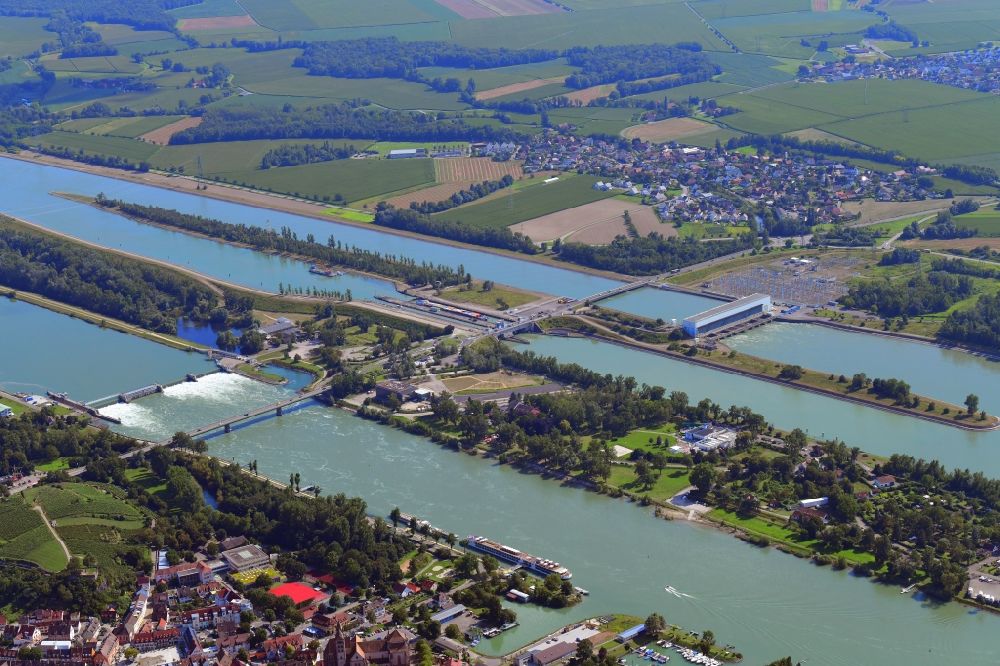 Luftbild Breisach am Rhein - Rheininsel zwischen Rhein und Rheinseitenkanal am Grenzübergang Deutschland / Frankreich in Breisach am Rhein im Bundesland Baden-Württemberg, Deutschland