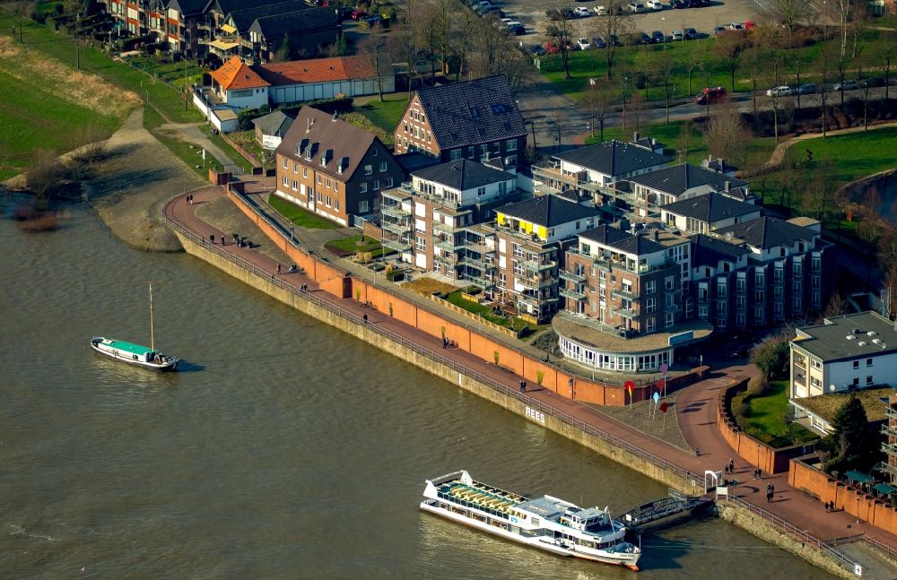 Luftbild Rees - Rheinpromenade mit dem Hotel Rheinpark Rees am Flussufer des Rheins in Rees im Bundesland Nordrhein-Westfalen