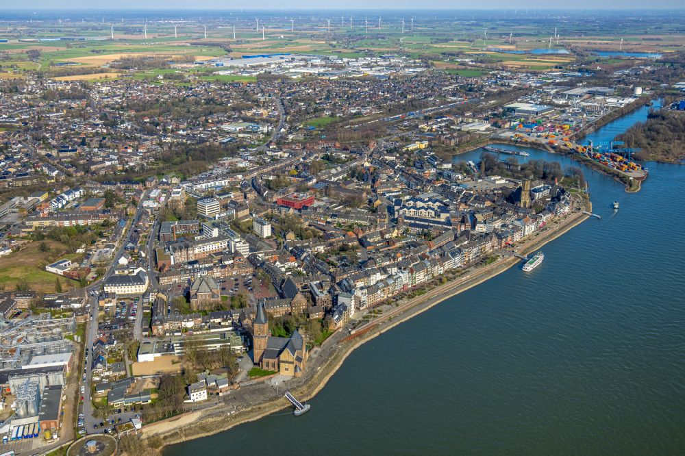 Luftaufnahme Emmerich am Rhein - Rheinpromenade am Ufer des Flußverlaufes Rhein in Emmerich am Rhein im Bundesland Nordrhein-Westfalen