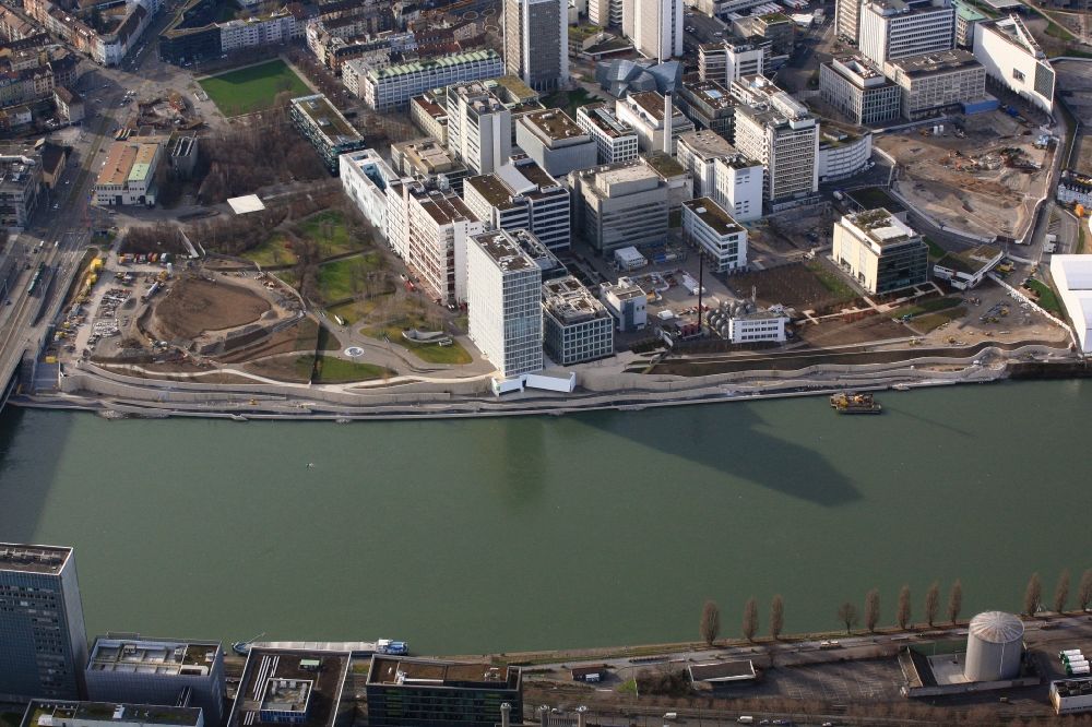Luftaufnahme Basel - Rheinuferpromenade am Werksgelände und Campus des Pharmakonzerns Novartis in Basel in der Schweiz