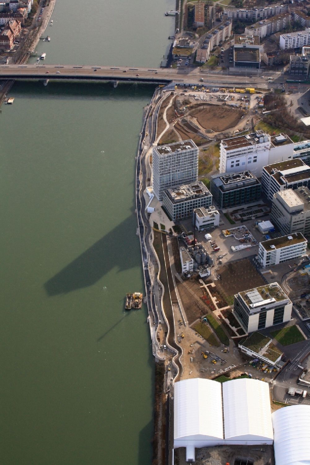 Luftbild Basel - Rheinuferpromenade am Werksgelände und Campus des Pharmakonzerns Novartis in Basel in der Schweiz
