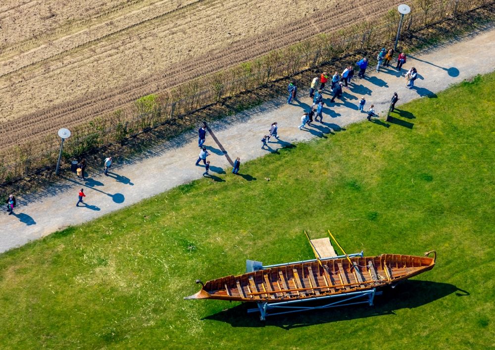 Haltern am See aus der Vogelperspektive: Römerboot am Museums- Gebäude- Ensemble des LWL-Römermuseums in Haltern am See im Bundesland Nordrhein-Westfalen