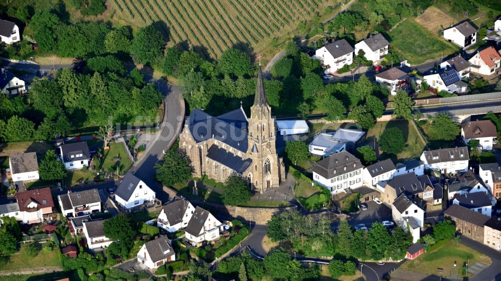 Luftaufnahme Rheinbrohl - Römisch-katholische Pfarrkirche St. Suitbert in Rheinbrohl im Bundesland Rheinland-Pfalz, Deutschland