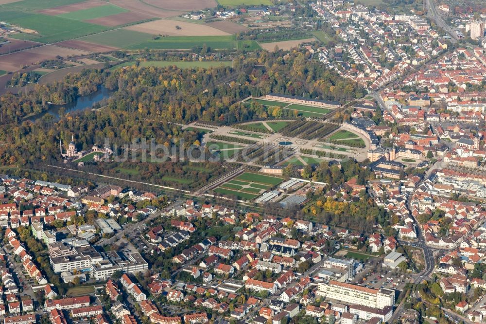 Schwetzingen von oben - Rokoko Parkanlage des Garten und Schloss Schwetzingen in Schwetzingen im Bundesland Baden-Württemberg, Deutschland