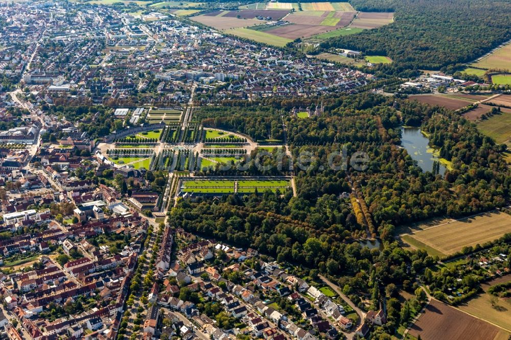 Schwetzingen von oben - Rokoko Parkanlage des Garten und Schloss Schwetzingen in Schwetzingen im Bundesland Baden-Württemberg, Deutschland