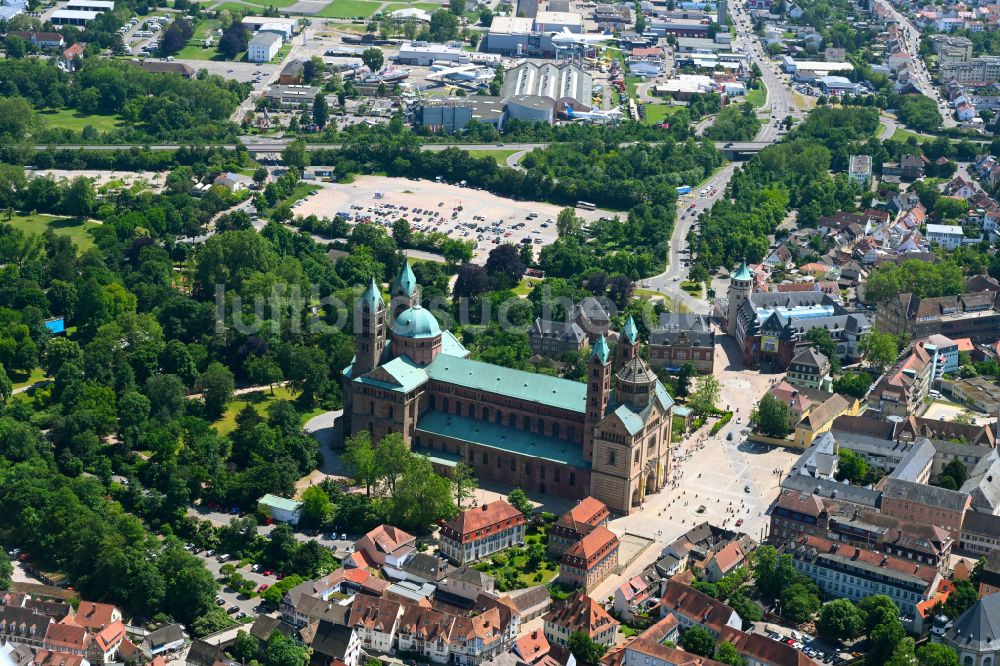 Speyer aus der Vogelperspektive: Romanischer Dom zu Speyer im Bundesland Rheinland-Pfalz, Deutschland