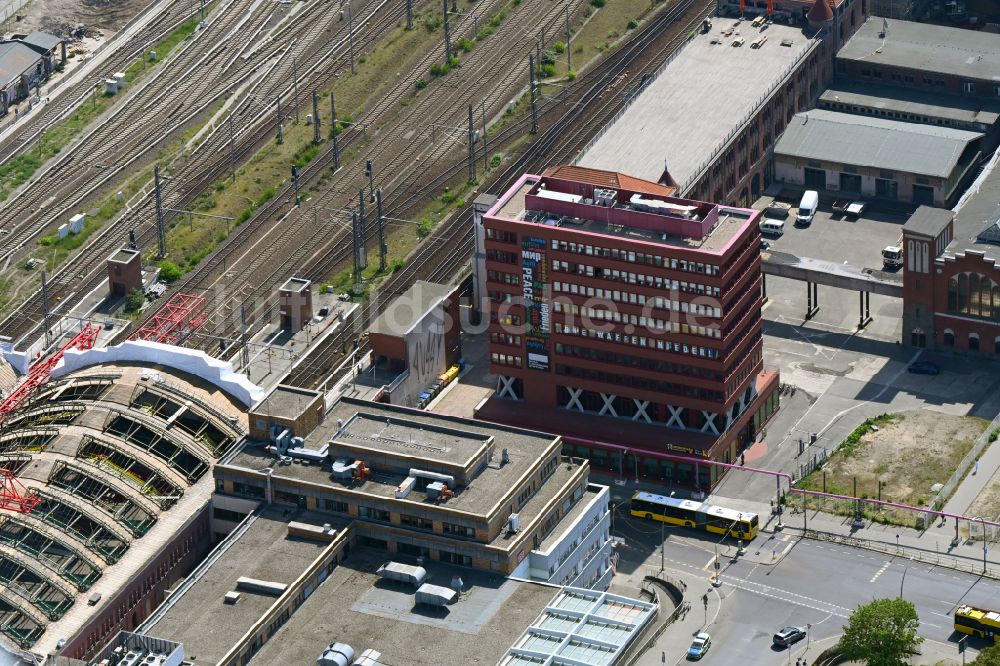 Luftbild Berlin - Rosa-Luxemburg-Stiftung Am Postbahnhof im Ortsteil Friedrichshain in Berlin, Deutschland