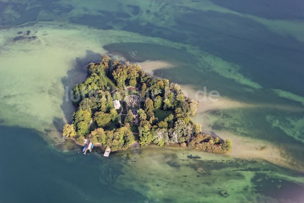 Feldafing aus der Vogelperspektive: Roseninsel mit Pfahlbausiedlung auf dem Starnberger See bei Feldafing im Bundesland Bayern