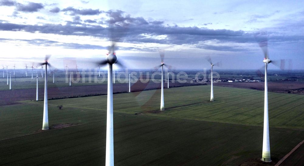 Markee von oben - Rotation bei Windenergieanlagen auf einem Feld in Markee im Bundesland Brandenburg, Deutschland