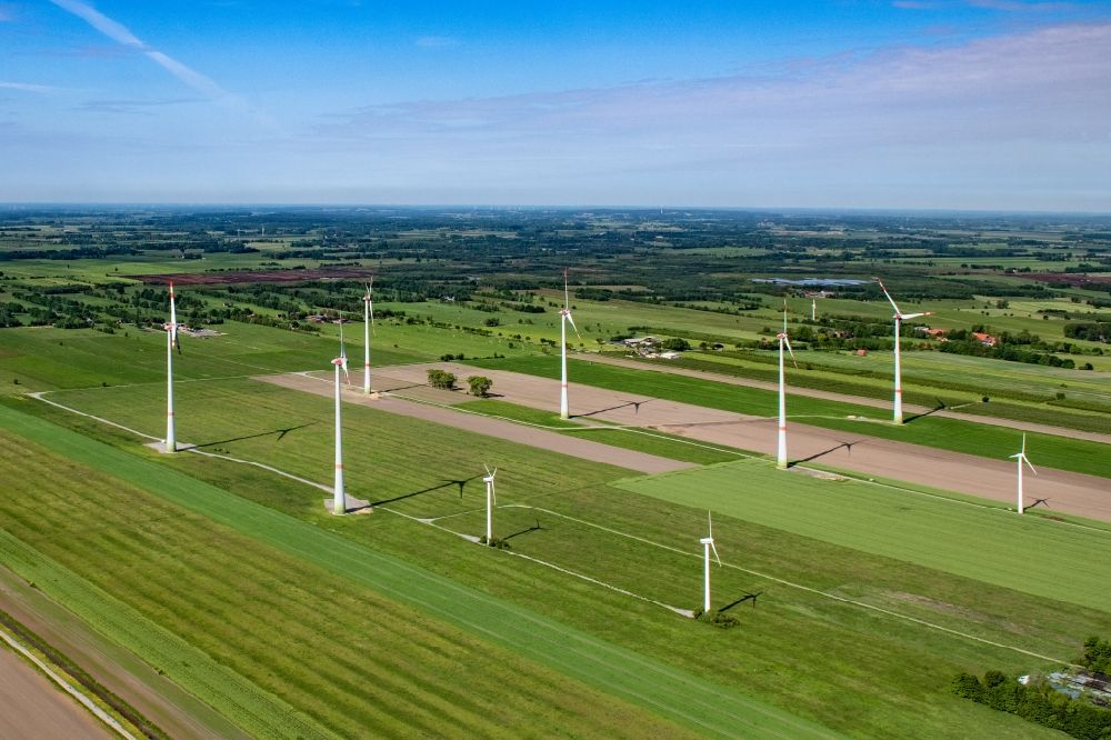 Luftaufnahme Drochtersen - Rotation bei Windenergieanlagen- Windrad- auf einem Feld in Drochtersen im Bundesland Niedersachsen, Deutschland