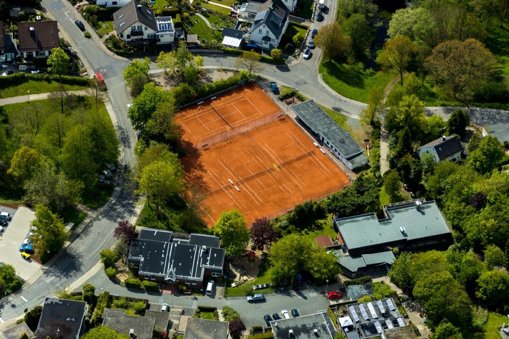 Luftbild Breckerfeld - Rotbraun farbige Tennisplätze des TC Breckerfeld e.V. In der Kuxe in Breckerfeld im Bundesland Nordrhein-Westfalen, Deutschland