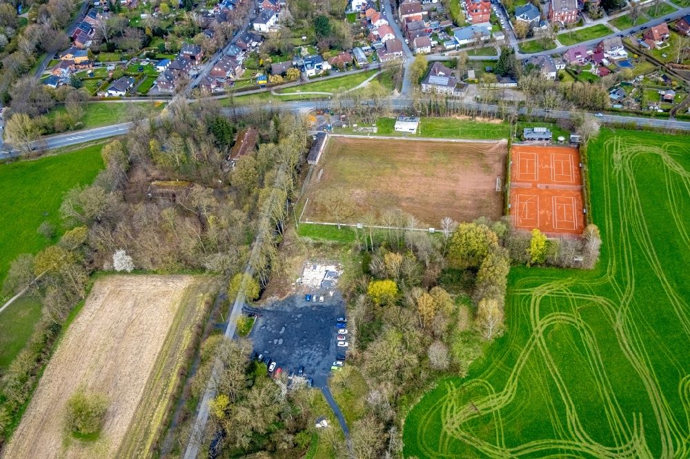 Hamm von oben - Rotbraun farbige Tennisplätze an der Dolberger Straße in Hamm im Bundesland Nordrhein-Westfalen, Deutschland