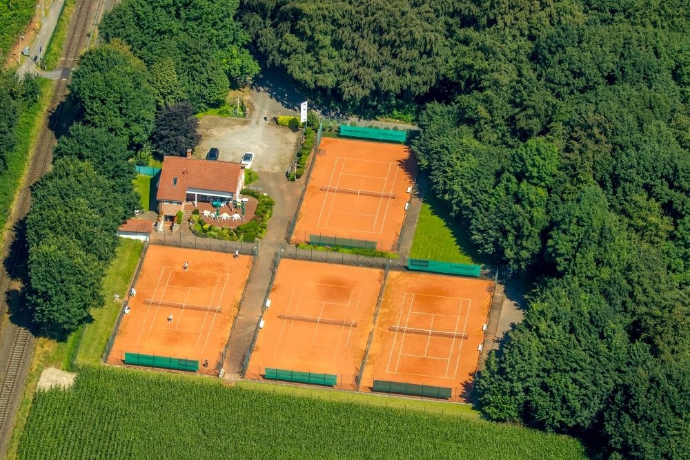Feldhausen von oben - Rotbraun farbige Tennisplätze des Tennisclub Feldhausen e.V. in Feldhausen im Bundesland Nordrhein-Westfalen