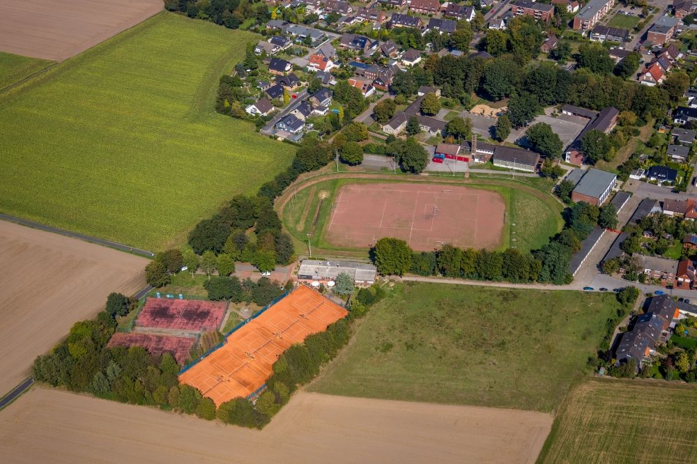 Luftbild Hünxe - Rotbraun farbige Tennisplätze des Turnverein Bruckhausen 1921 e.V. entlang des Heinrich-Heine-Weg in Hünxe im Bundesland Nordrhein-Westfalen, Deutschland