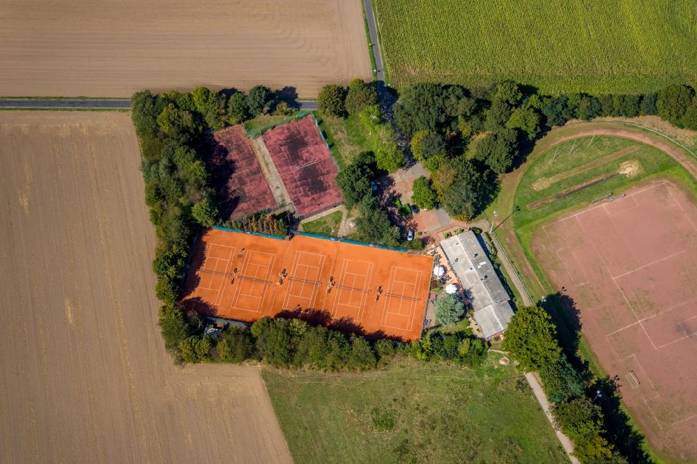 Luftaufnahme Hünxe - Rotbraun farbige Tennisplätze des Turnverein Bruckhausen 1921 e.V. entlang des Heinrich-Heine-Weg in Hünxe im Bundesland Nordrhein-Westfalen, Deutschland