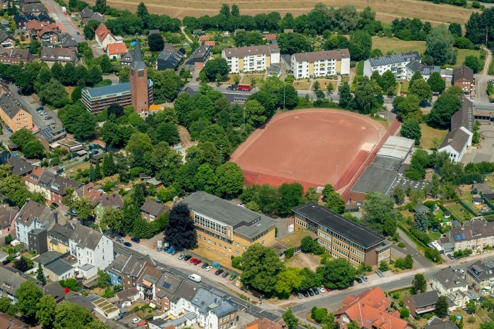 Dorsten aus der Vogelperspektive: Rotbraun farbiger Sportplatz der Dietrich-Bonhoeffer-Schule in Dorsten im Bundesland Nordrhein-Westfalen, Deutschland
