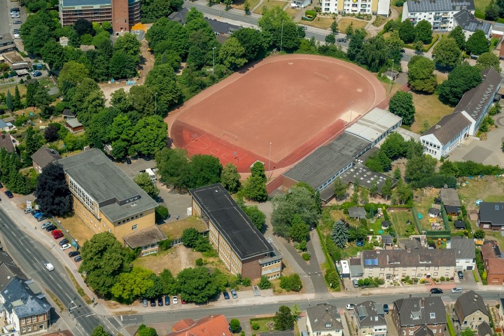 Luftaufnahme Dorsten - Rotbraun farbiger Sportplatz der Dietrich-Bonhoeffer-Schule in Dorsten im Bundesland Nordrhein-Westfalen, Deutschland