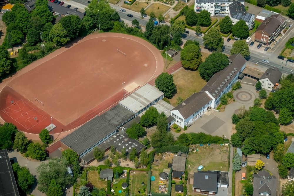 Dorsten von oben - Rotbraun farbiger Sportplatz der Dietrich-Bonhoeffer-Schule in Dorsten im Bundesland Nordrhein-Westfalen, Deutschland
