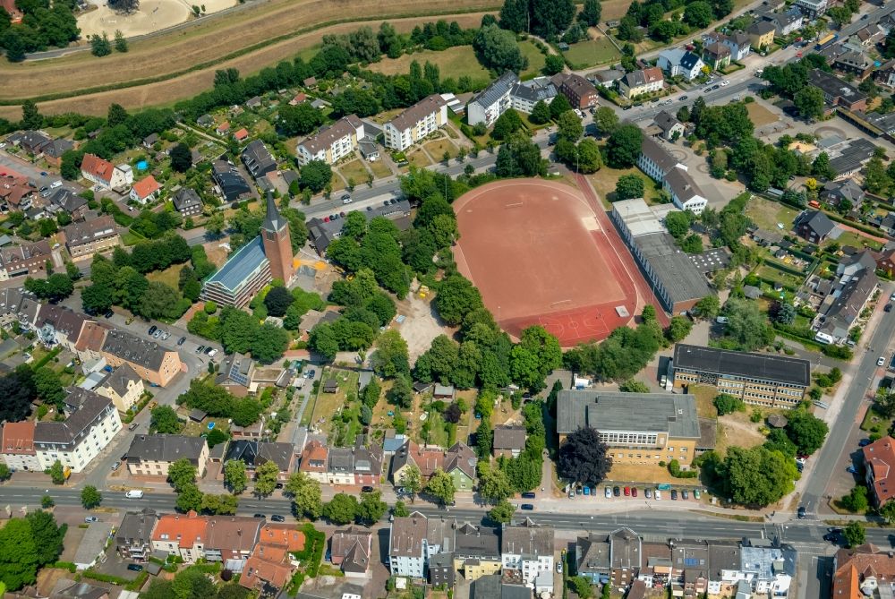 Dorsten aus der Vogelperspektive: Rotbraun farbiger Sportplatz der Dietrich-Bonhoeffer-Schule in Dorsten im Bundesland Nordrhein-Westfalen, Deutschland