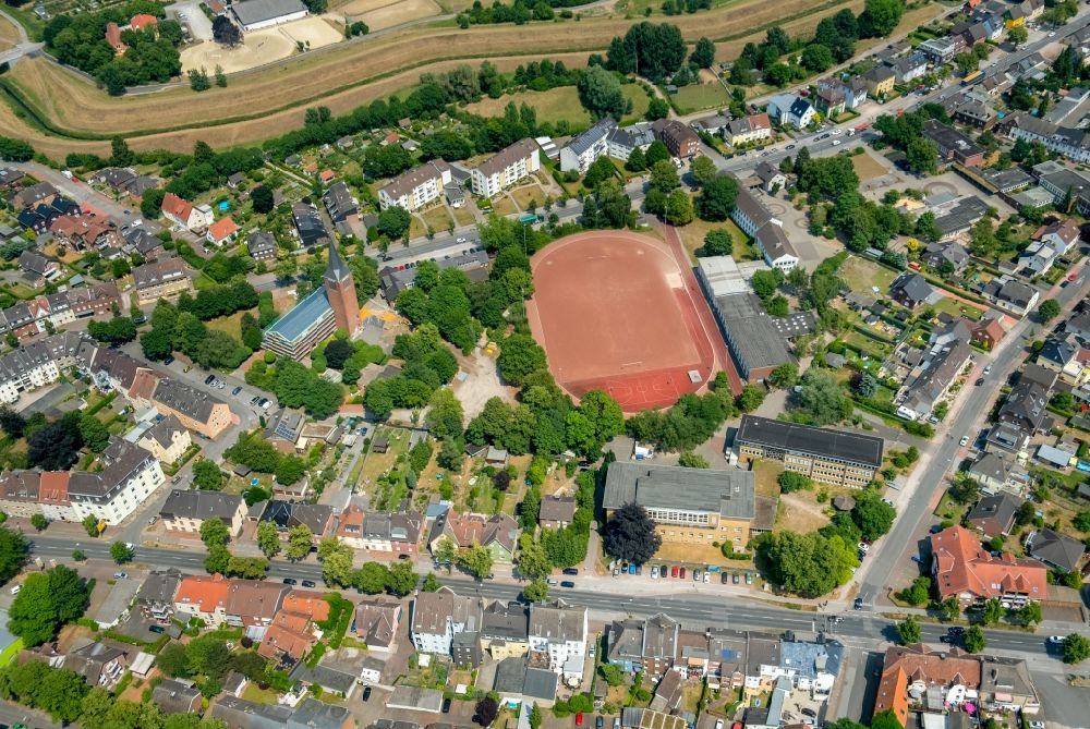 Luftbild Dorsten - Rotbraun farbiger Sportplatz der Dietrich-Bonhoeffer-Schule in Dorsten im Bundesland Nordrhein-Westfalen, Deutschland