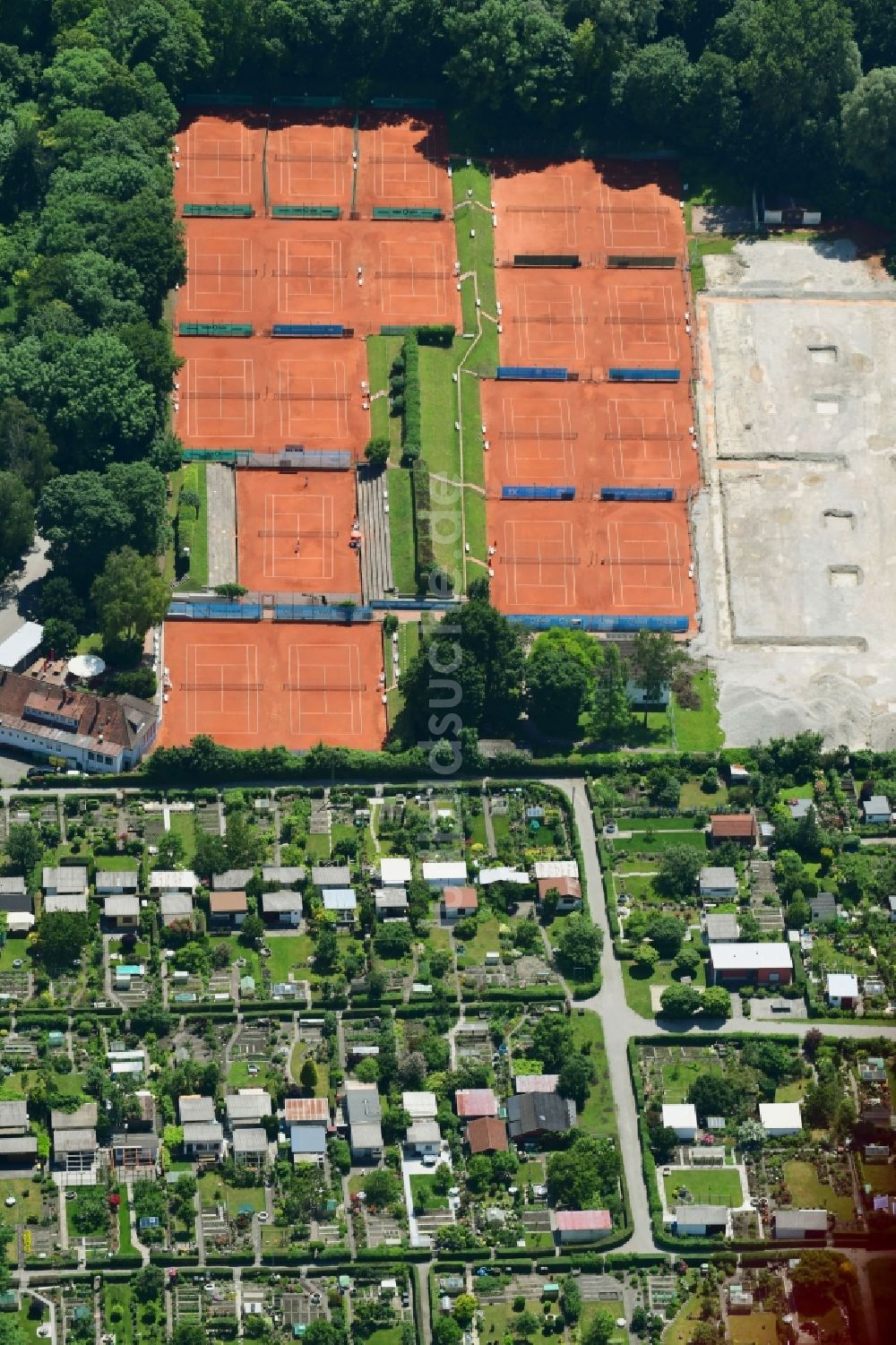 Augsburg von oben - Rotbraun farbiger Tennisplatz des TC Augsburg in Augsburg im Bundesland Bayern, Deutschland