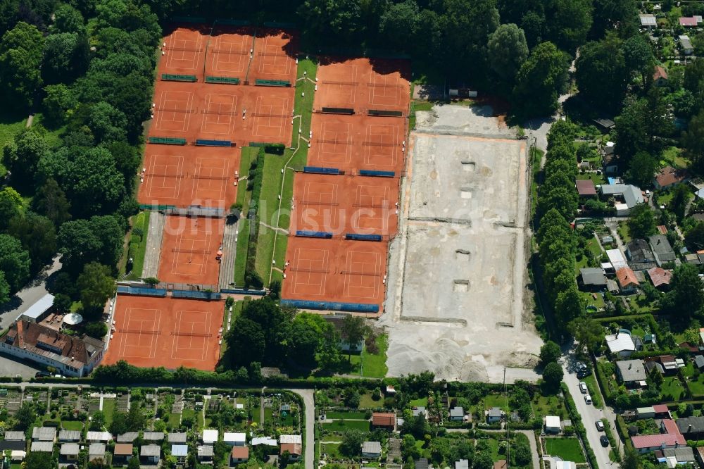 Augsburg aus der Vogelperspektive: Rotbraun farbiger Tennisplatz des TC Augsburg in Augsburg im Bundesland Bayern, Deutschland