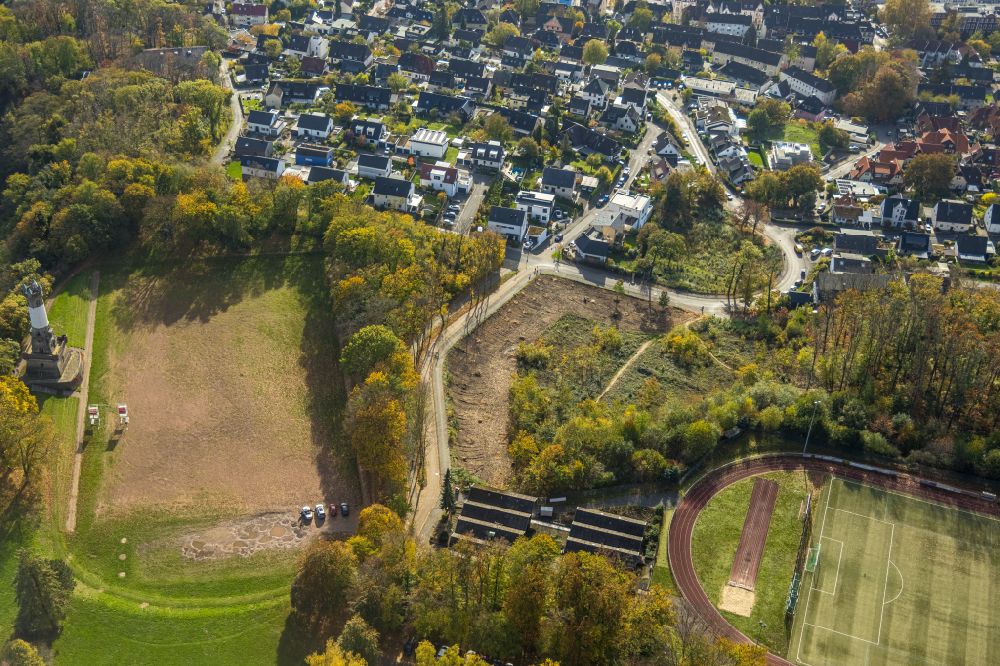 Luftaufnahme Wetter (Ruhr) - Rotbraun farbiger Tennisplatz am Aussichtsturmes Harkortturm in Wetter (Ruhr) im Bundesland Nordrhein-Westfalen, Deutschland