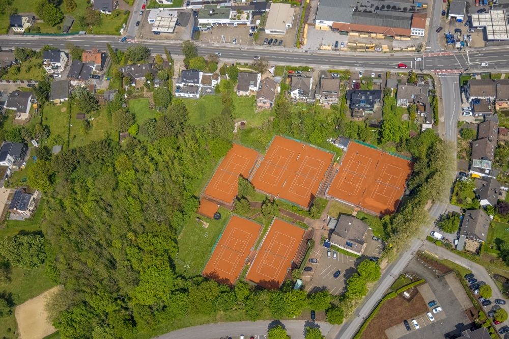 Heiligenhaus aus der Vogelperspektive: Rotbraun farbiger Tennisplatz TC Blau-Weiss 02 Heiligenhaus e.V. in Heiligenhaus im Bundesland Nordrhein-Westfalen, Deutschland