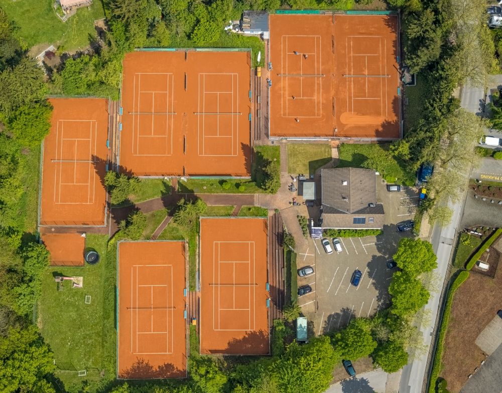 Luftbild Heiligenhaus - Rotbraun farbiger Tennisplatz TC Blau-Weiss 02 Heiligenhaus e.V. in Heiligenhaus im Bundesland Nordrhein-Westfalen, Deutschland