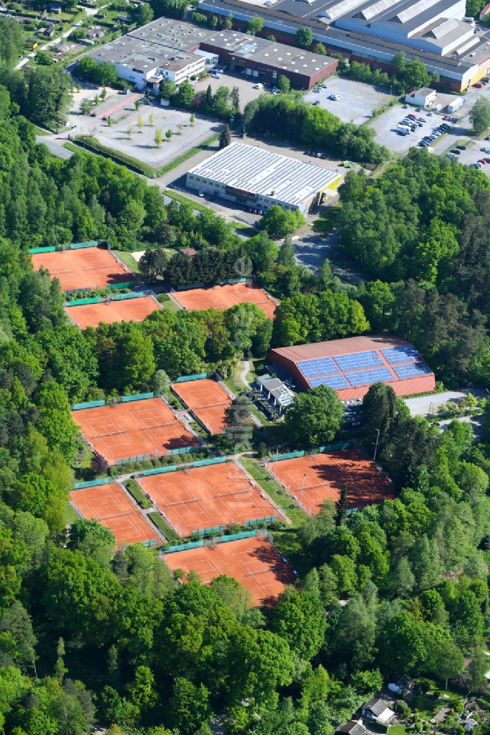 Luftbild Bielefeld - Rotbraun farbiger Tennisplatz des TC Brackwede e.V. im Ortsteil Brackwede in Bielefeld im Bundesland Nordrhein-Westfalen, Deutschland