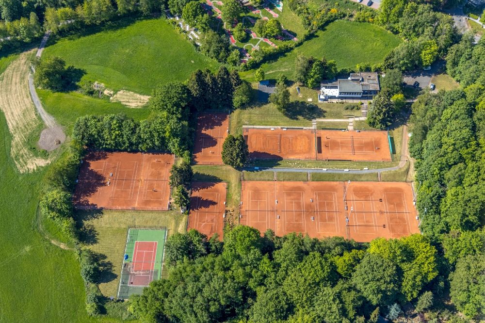Luftbild Arnsberg - Rotbraun farbiger Tennisplatz Zu den Drei Bänken im Ortsteil Neheim in Arnsberg im Bundesland Nordrhein-Westfalen, Deutschland