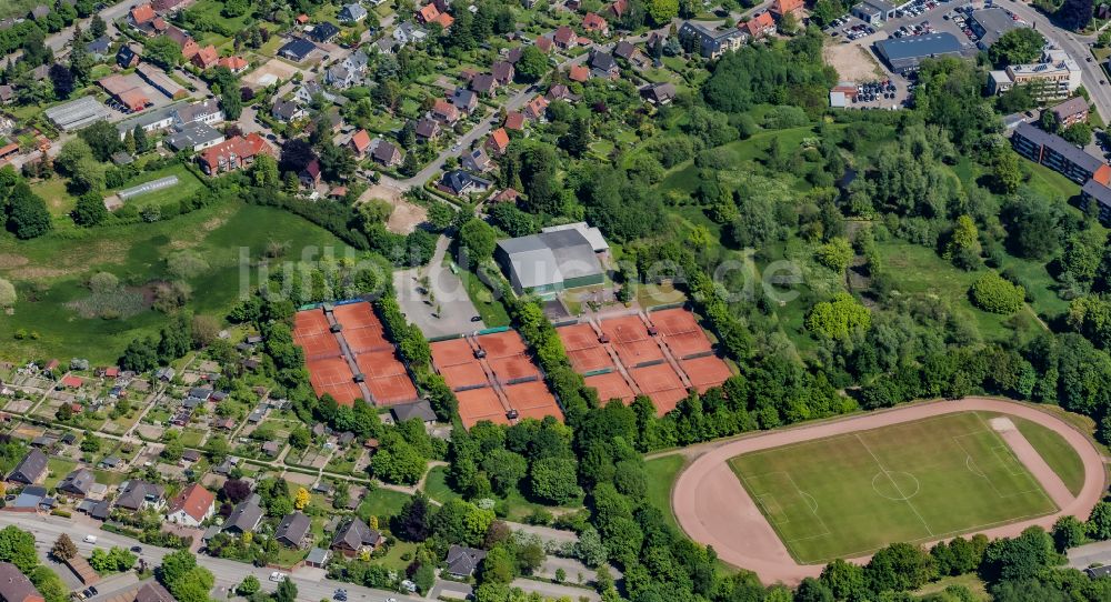 Eckernförde aus der Vogelperspektive: Rotbraun farbiger Tennisplatz in Eckernförde im Bundesland Schleswig-Holstein, Deutschland
