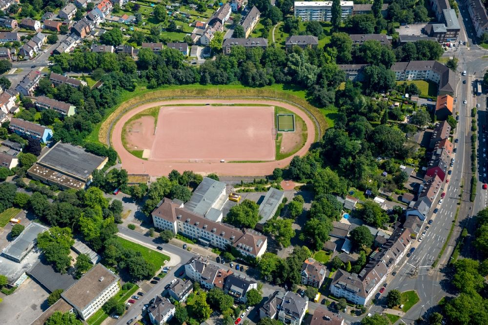 Essen von oben - Rotbraun farbiger Tennisplatz in Essen im Bundesland Nordrhein-Westfalen