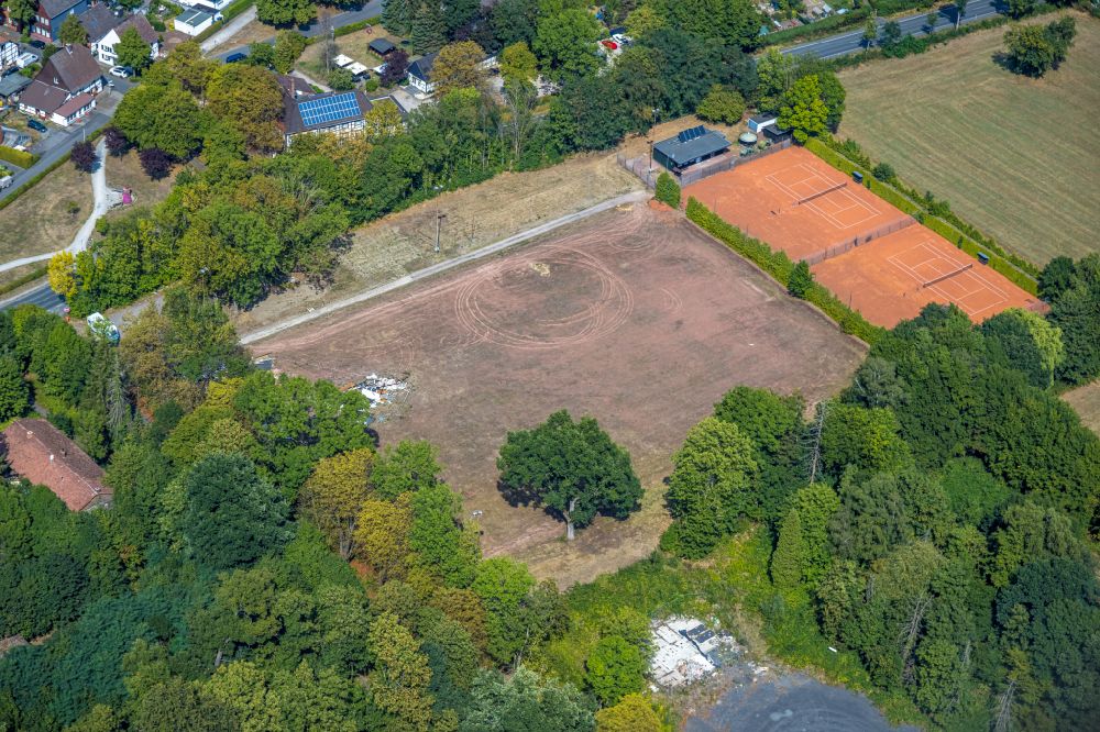 Luftaufnahme Hamm - Rotbraun farbiger Tennisplatz in Hamm im Bundesland Nordrhein-Westfalen, Deutschland